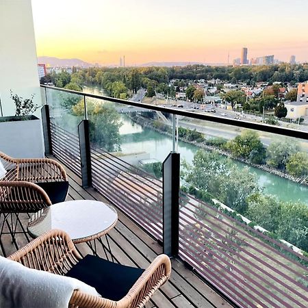 Sunrise Above Sky With Rooftop Pool ウィーン エクステリア 写真